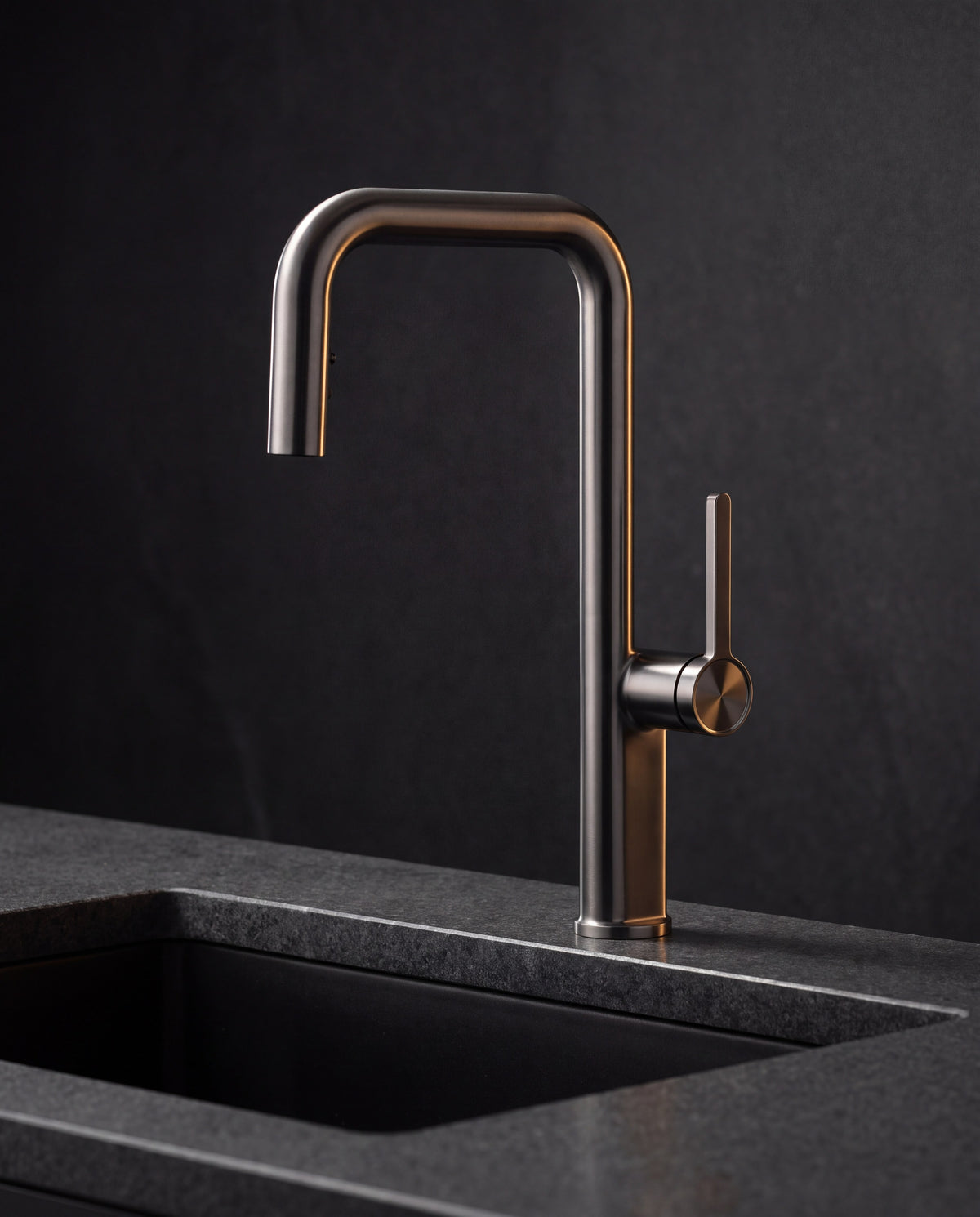 Mitigeur cuisine extractible VITTORIO gris anthracite sur un plan en granit sombre, mise en situation