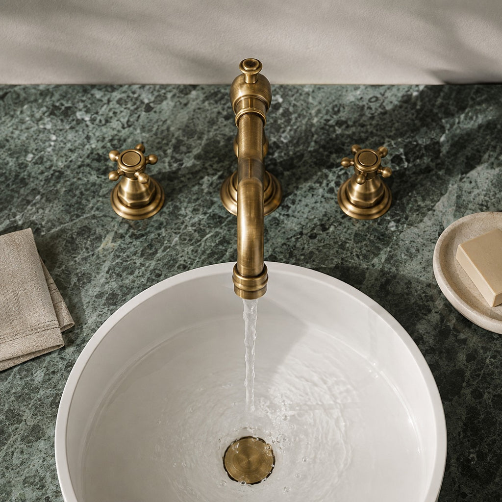Mélangeur lavabo 3 trous ALVERIO vue plongeante sur un plan en marbre vert, mise en situation