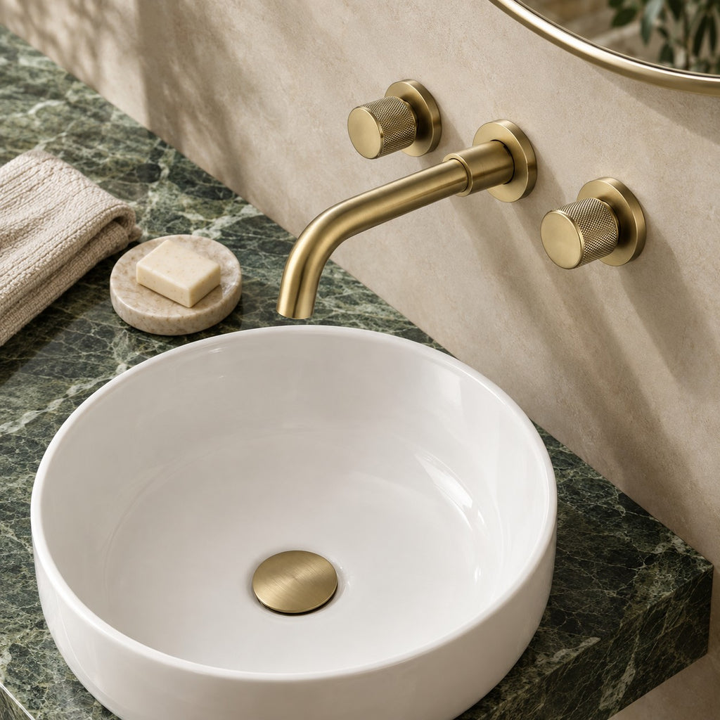 Mélangeur lavabo mural BELLAVIO vue plongeante au-dessus d’une vasque, mise en situation
