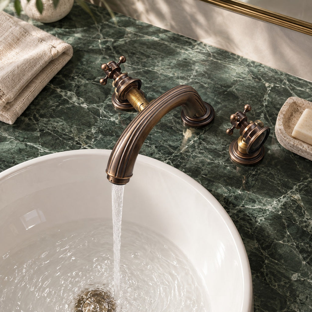 Mélangeur lavabo rétro 3 trous BELLARO vue plongeante sur un plan en marbre vert, mise en situation