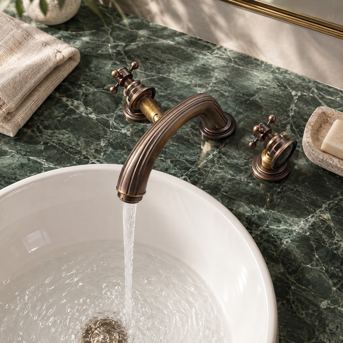 Mélangeur lavabo rétro 3 trous BELLARO vue plongeante sur un plan en marbre vert, mise en situation