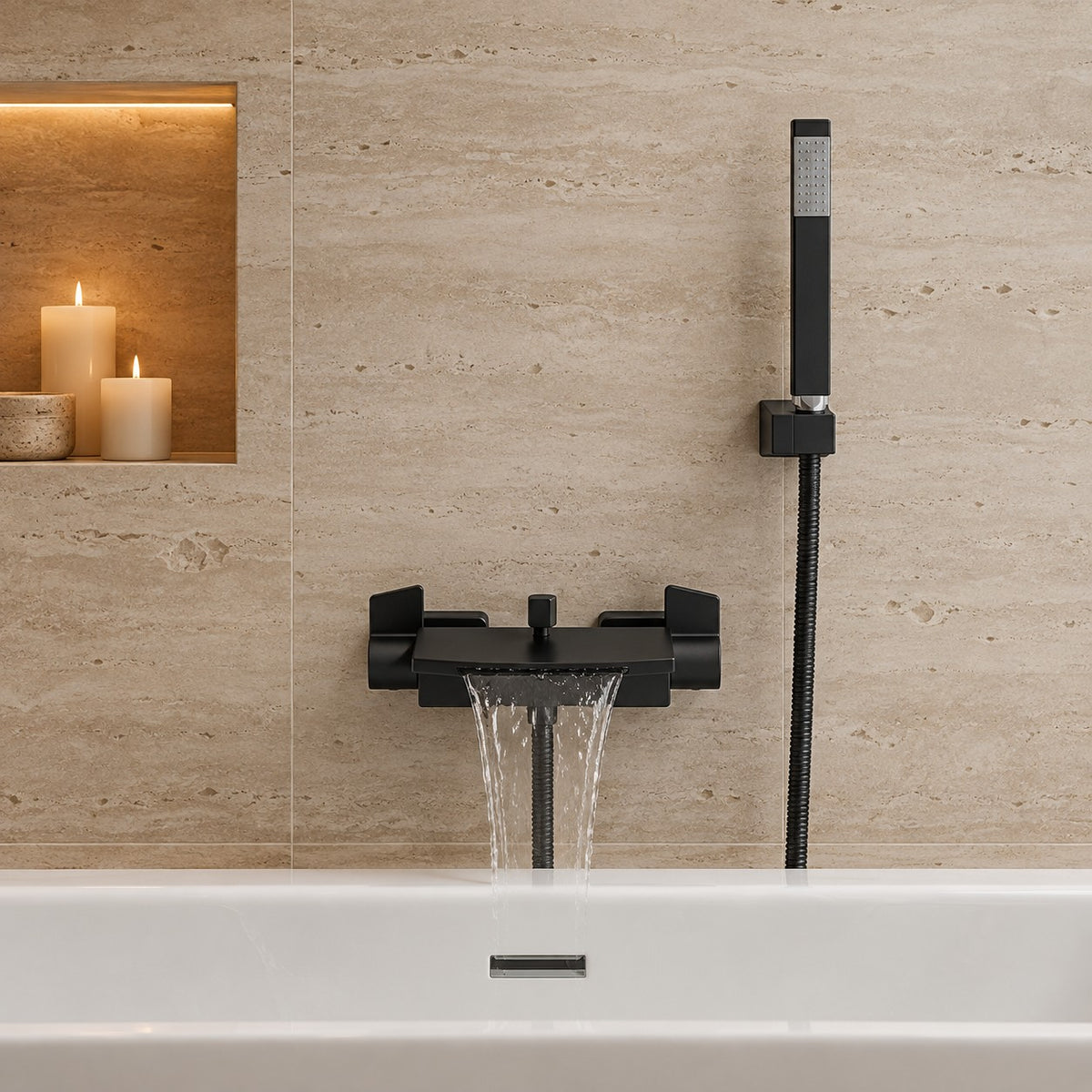 Mitigeur baignoire avec douchette CASVERO vu de face sur un mur en travertin, mise en situation