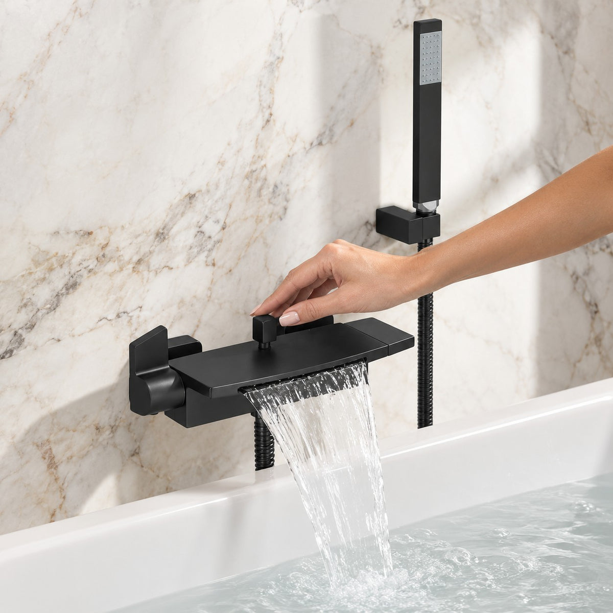 Mitigeur baignoire avec douchette CASVERO avec une main, mur en marbre au-dessus de la baignoire, mise en situation