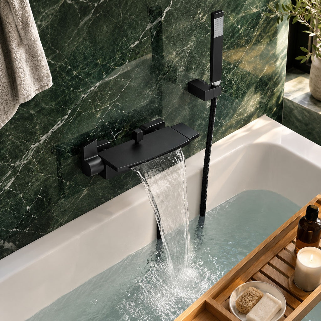 Mitigeur baignoire avec douchette CASVERO vue plongeante, mur en marbre vert, mise en situation