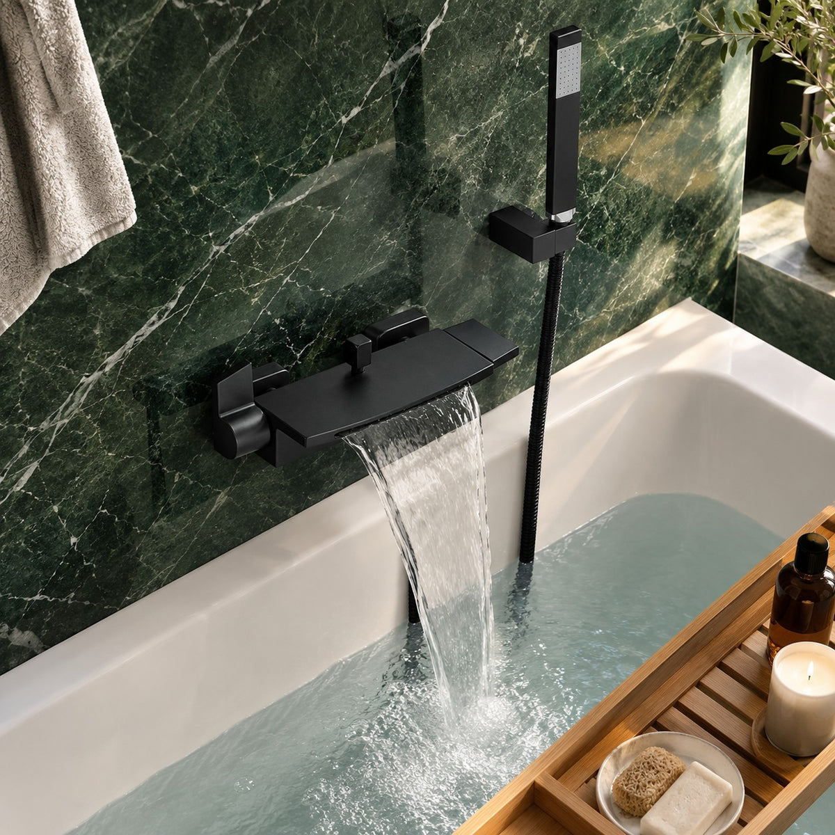 Mitigeur baignoire avec douchette CASVERO vue plongeante, mur en marbre vert, mise en situation