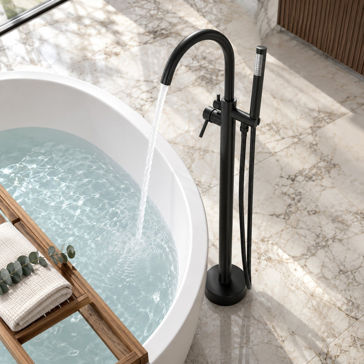 Mitigeur baignoire sur pied avec douchette VARELLO vue plongeante sur le bain, mise en situation