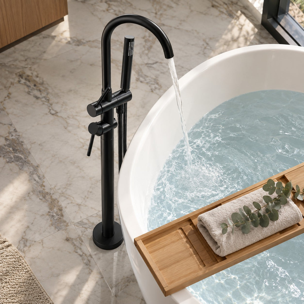 Mitigeur baignoire sur pied VALDORO vue plongeante sur le bain, mise en situation