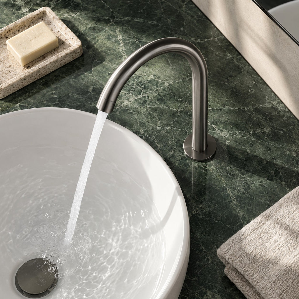 Mitigeur lavabo 2 trous VELENZA vue plongeante sur un plan en marbre vert, mise en situation