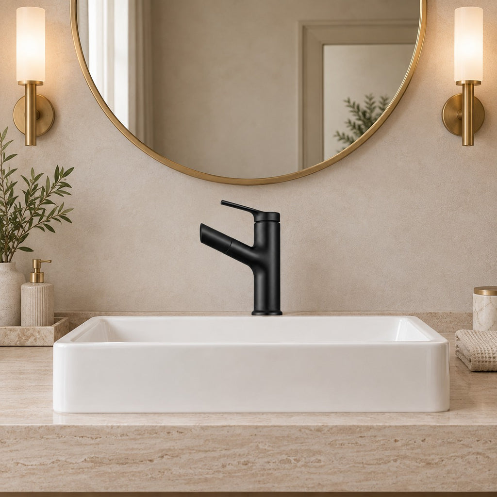 Mitigeur lavabo CALVANO vu de face sous un miroir rond, plan en travertin, mise en situation