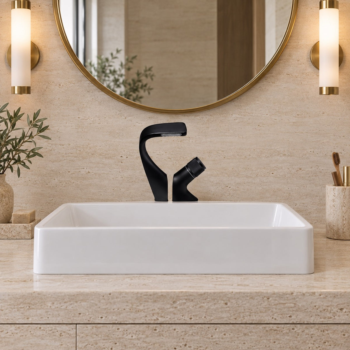 Mitigeur lavabo cascade design CIGNARO vu de face sous un miroir rond, plan en travertin, mise en situation