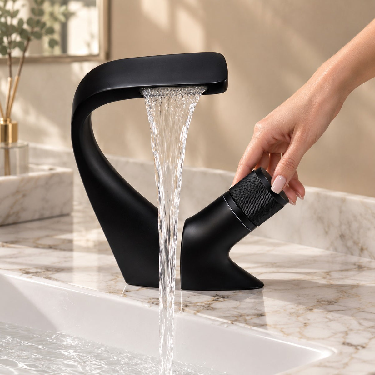 Mitigeur lavabo cascade design CIGNARO avec une main sur la commande, plan en marbre, mise en situation