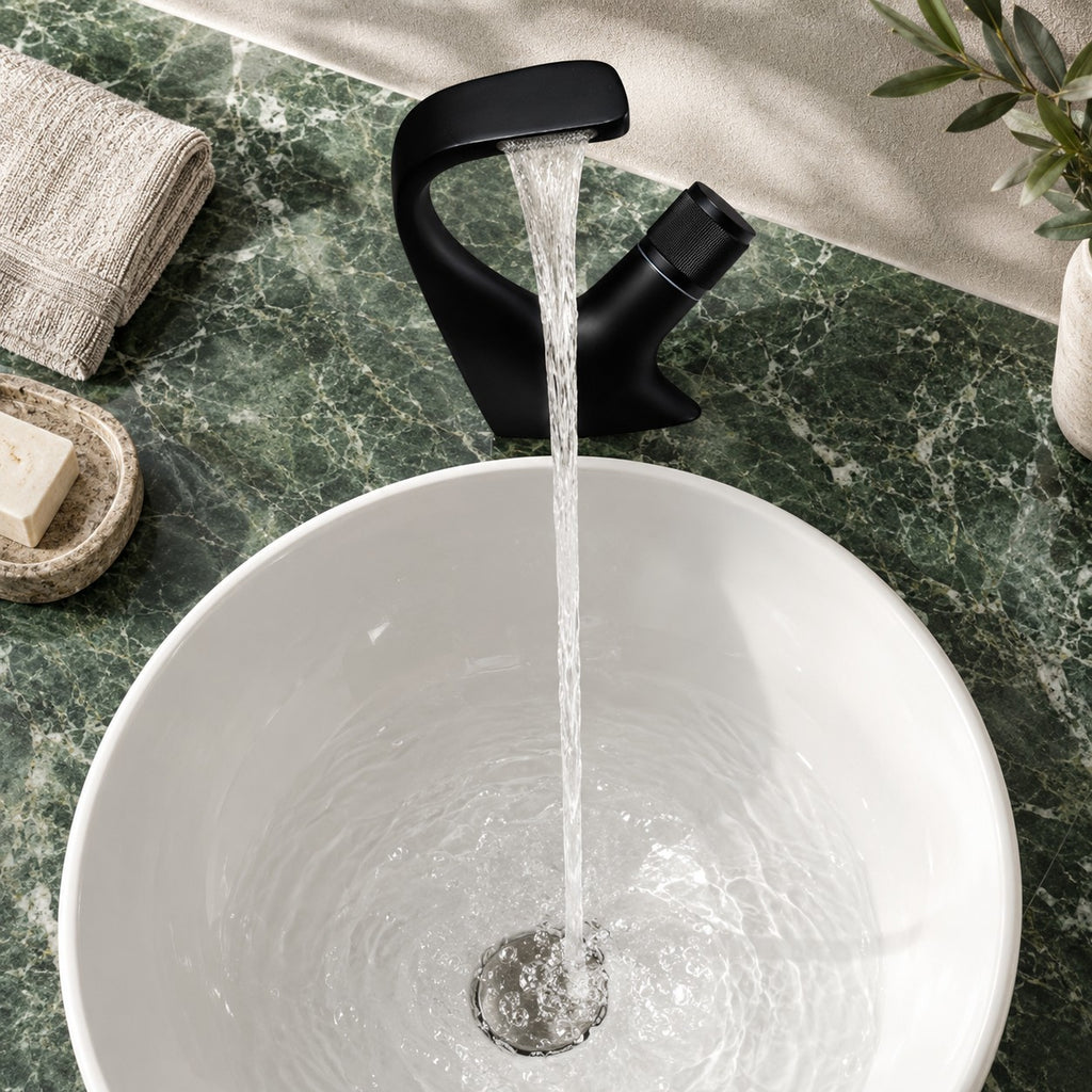 Mitigeur lavabo cascade design CIGNARO vue plongeante sur un plan en marbre vert, mise en situation