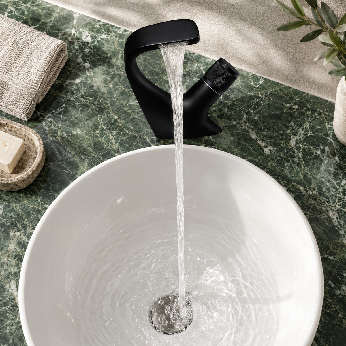 Mitigeur lavabo cascade design CIGNARO vue plongeante sur un plan en marbre vert, mise en situation