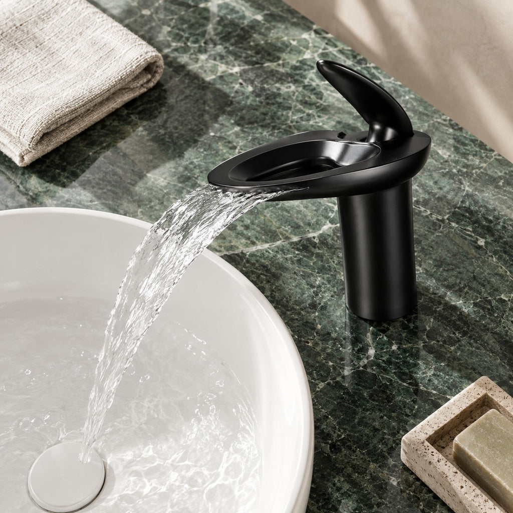 Mitigeur lavabo cascade NOVELLI vue plongeante sur un plan en marbre vert, mise en situation