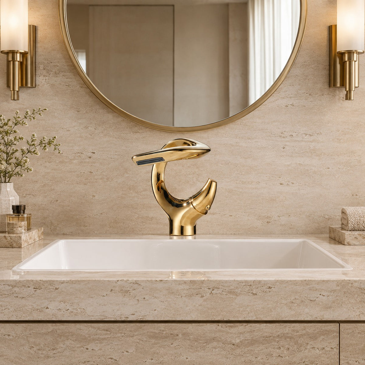 Mitigeur lavabo cascade sculptural OREZIO vu de face sous un miroir rond, plan en travertin, mise en situation