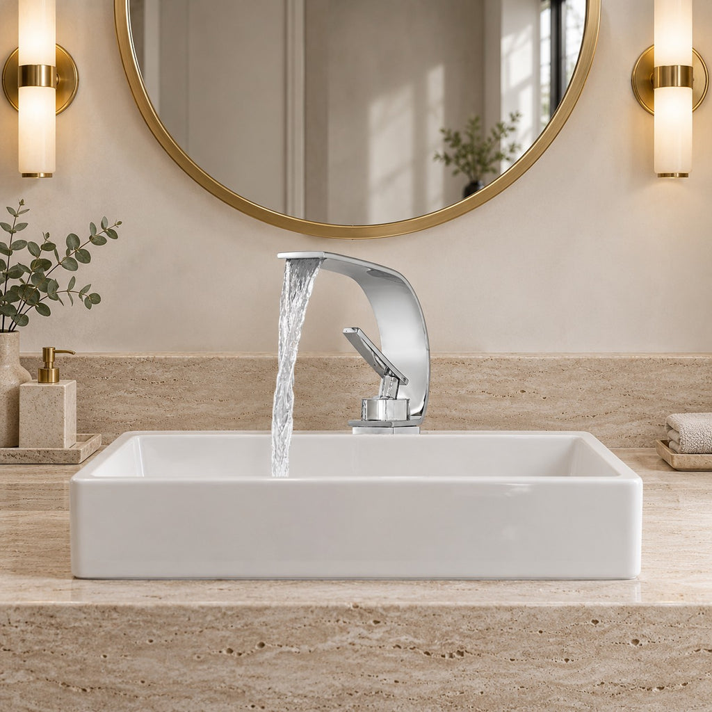 Mitigeur lavabo cascade VALTERO vu de face sous un miroir rond, plan en travertin, mise en situation