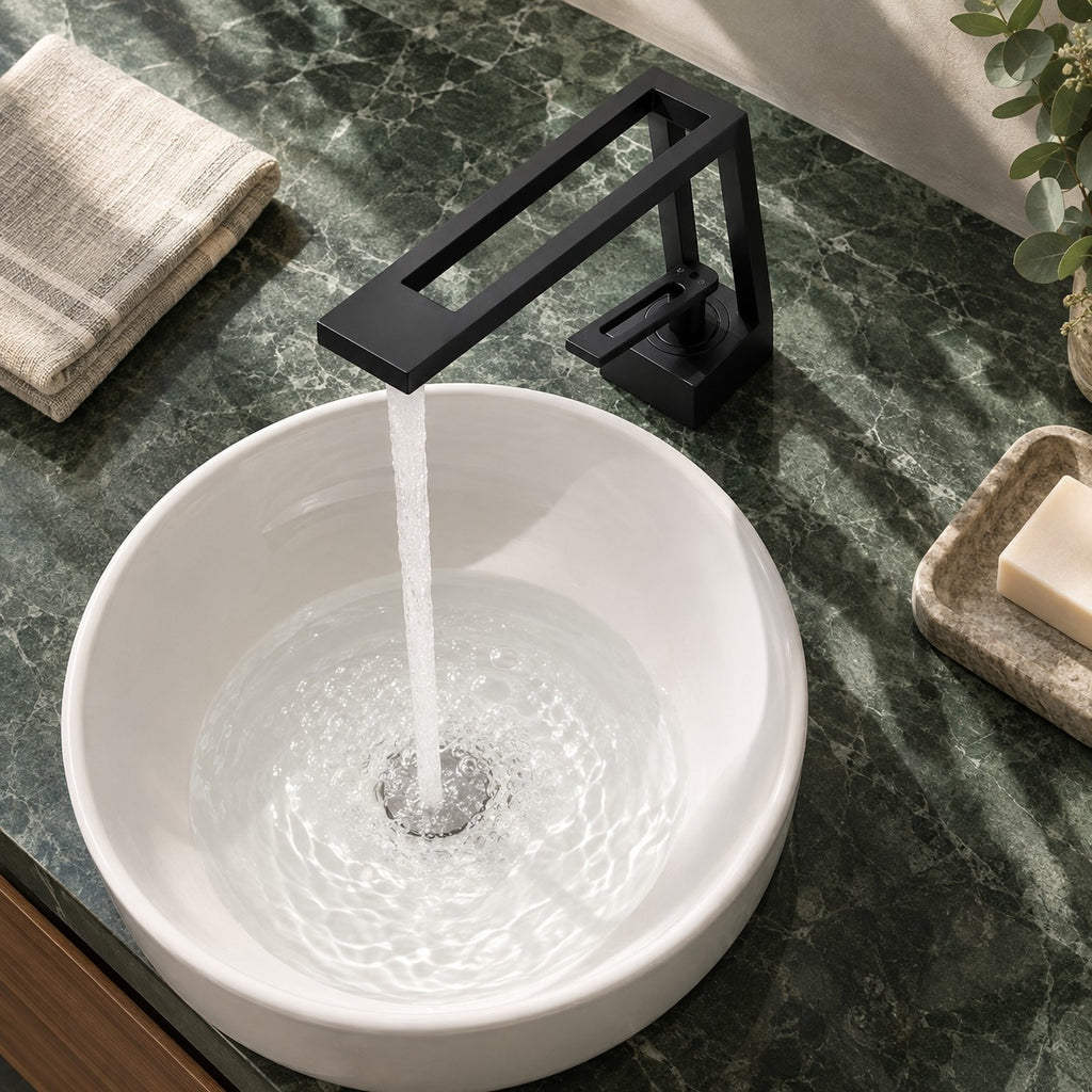 Mitigeur lavabo design ARCHENZO vue plongeante sur un plan en marbre vert, mise en situation