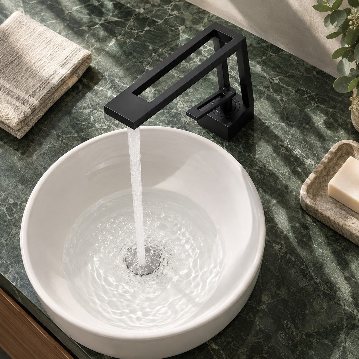 Mitigeur lavabo design ARCHENZO vue plongeante sur un plan en marbre vert, mise en situation