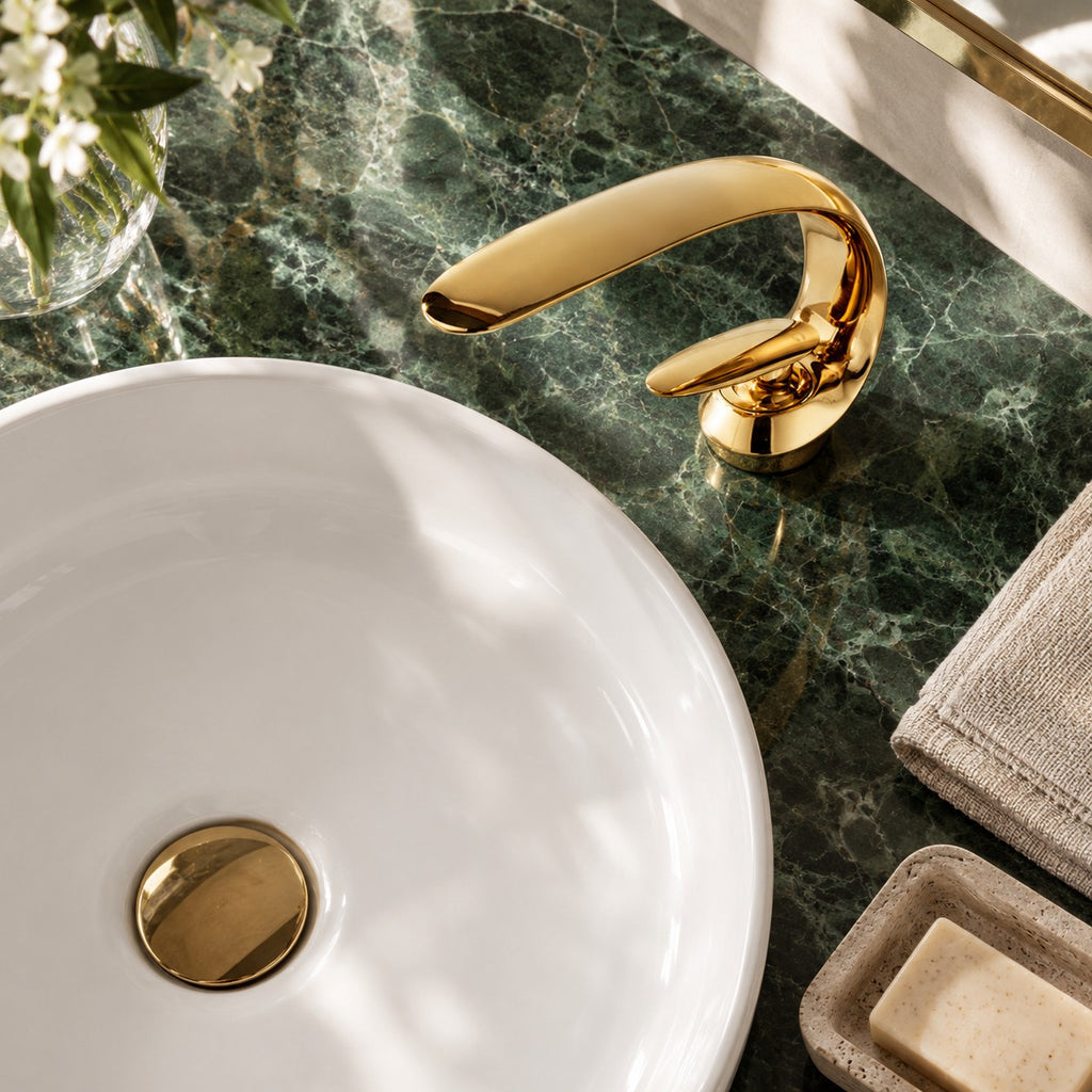 Mitigeur lavabo design courbé CAVENZA vue plongeante sur un plan en marbre vert, mise en situation