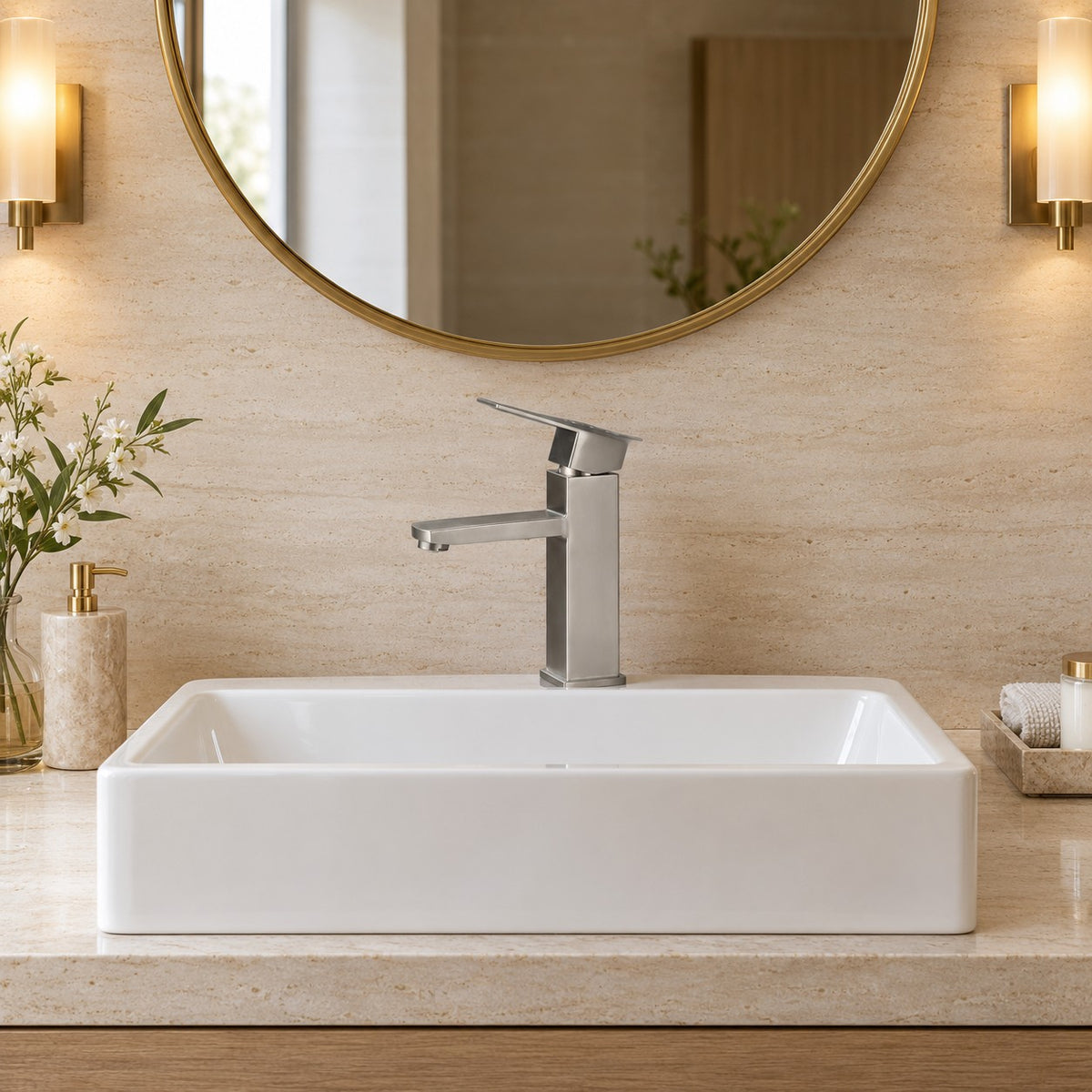 Mitigeur lavabo minimaliste VARESSI vu de face sous un miroir rond, plan en travertin, mise en situation