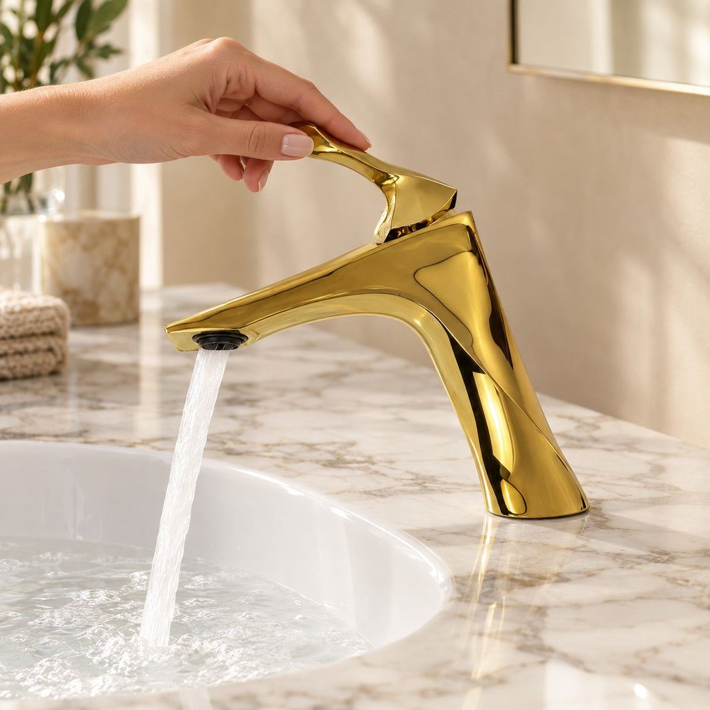 Mitigeur lavabo monocommande SOLENZO avec une main sur la commande, plan en marbre, mise en situation