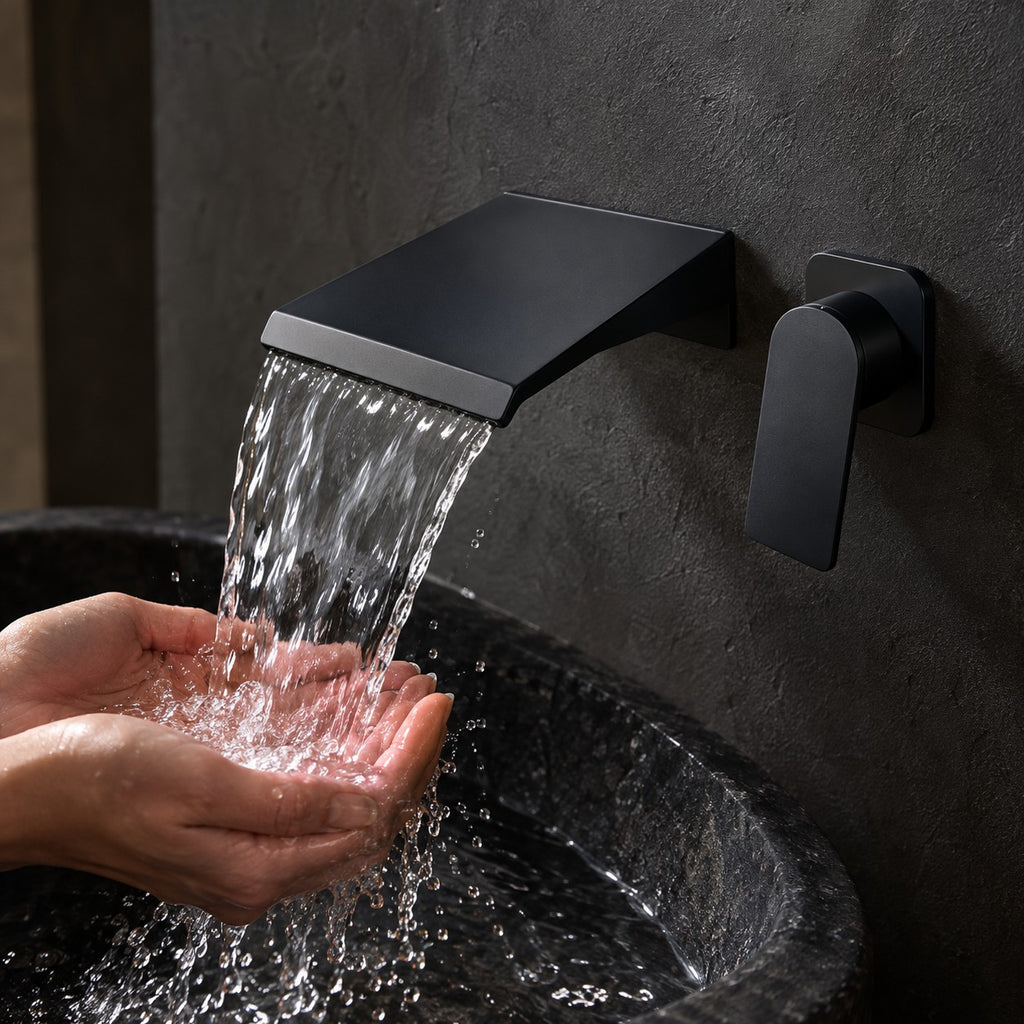 Mitigeur lavabo mural cascade ROTEVIO mains sous le jet, mur anthracite, mise en situation