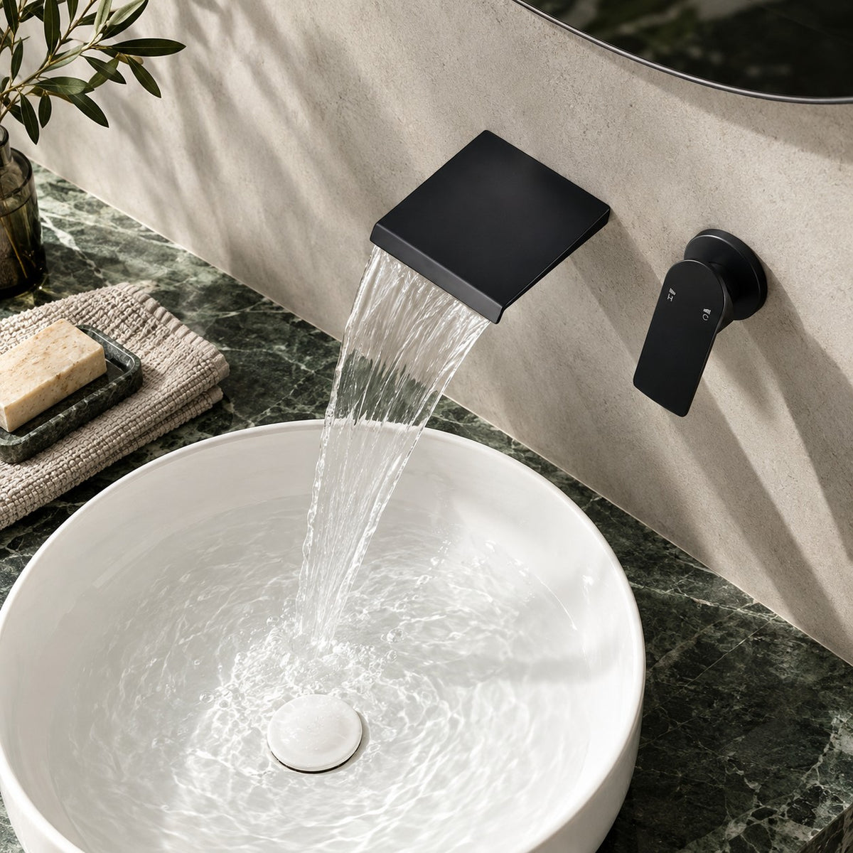Mitigeur lavabo mural cascade ROTEVIO vue plongeante au-dessus d’une vasque, mise en situation