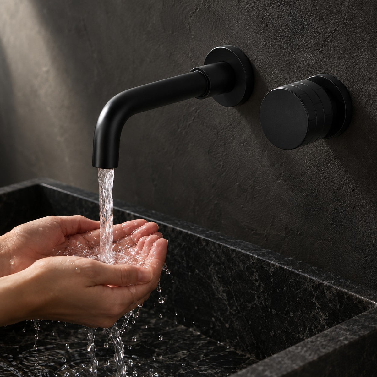 Mitigeur lavabo mural encastré ARCELLI mains sous le jet, mur anthracite, mise en situation