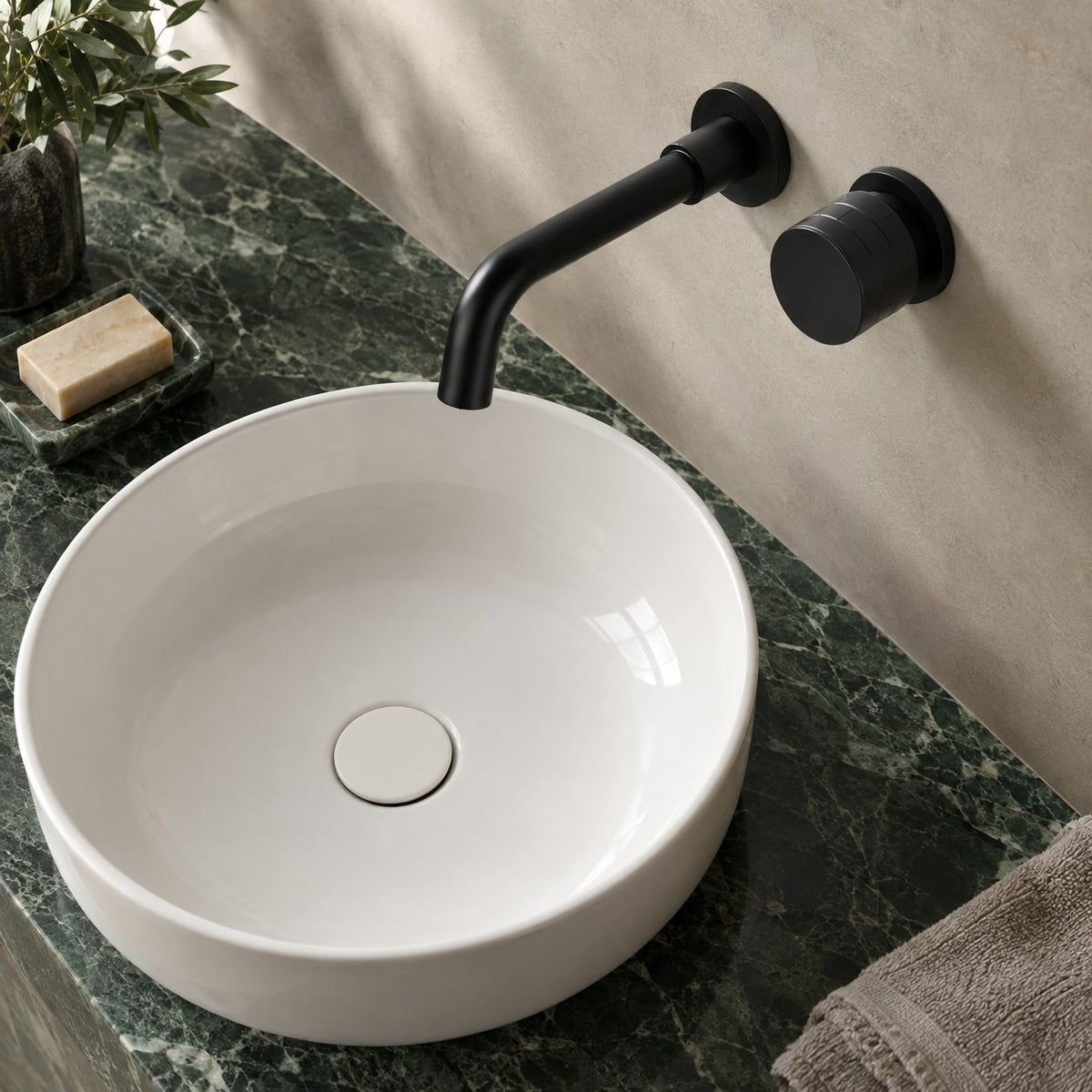 Mitigeur lavabo mural encastré ARCELLI vue plongeante au-dessus d’une vasque, mise en situation