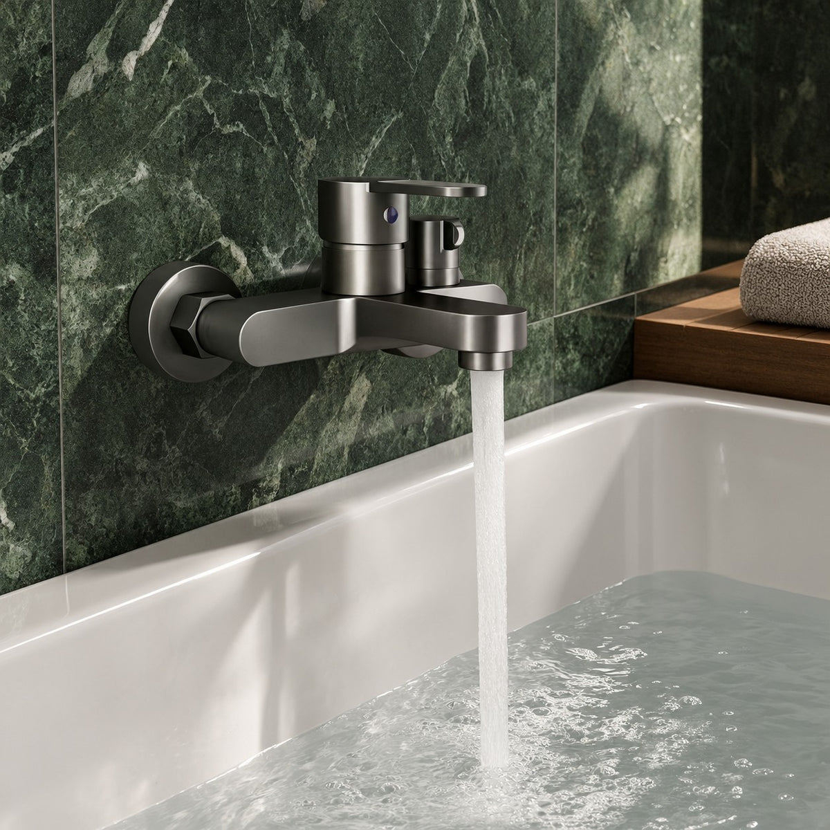 Mitigeur thermostatique douche 3 voies TERMELLI sur un mur en marbre vert, mise en situation