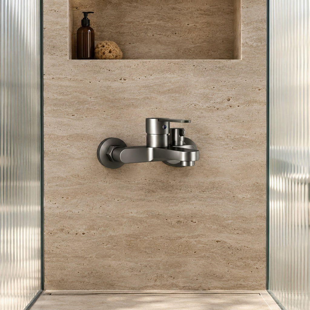 Mitigeur thermostatique douche 3 voies TERMELLI vu de face dans une douche à l’italienne, mise en situation