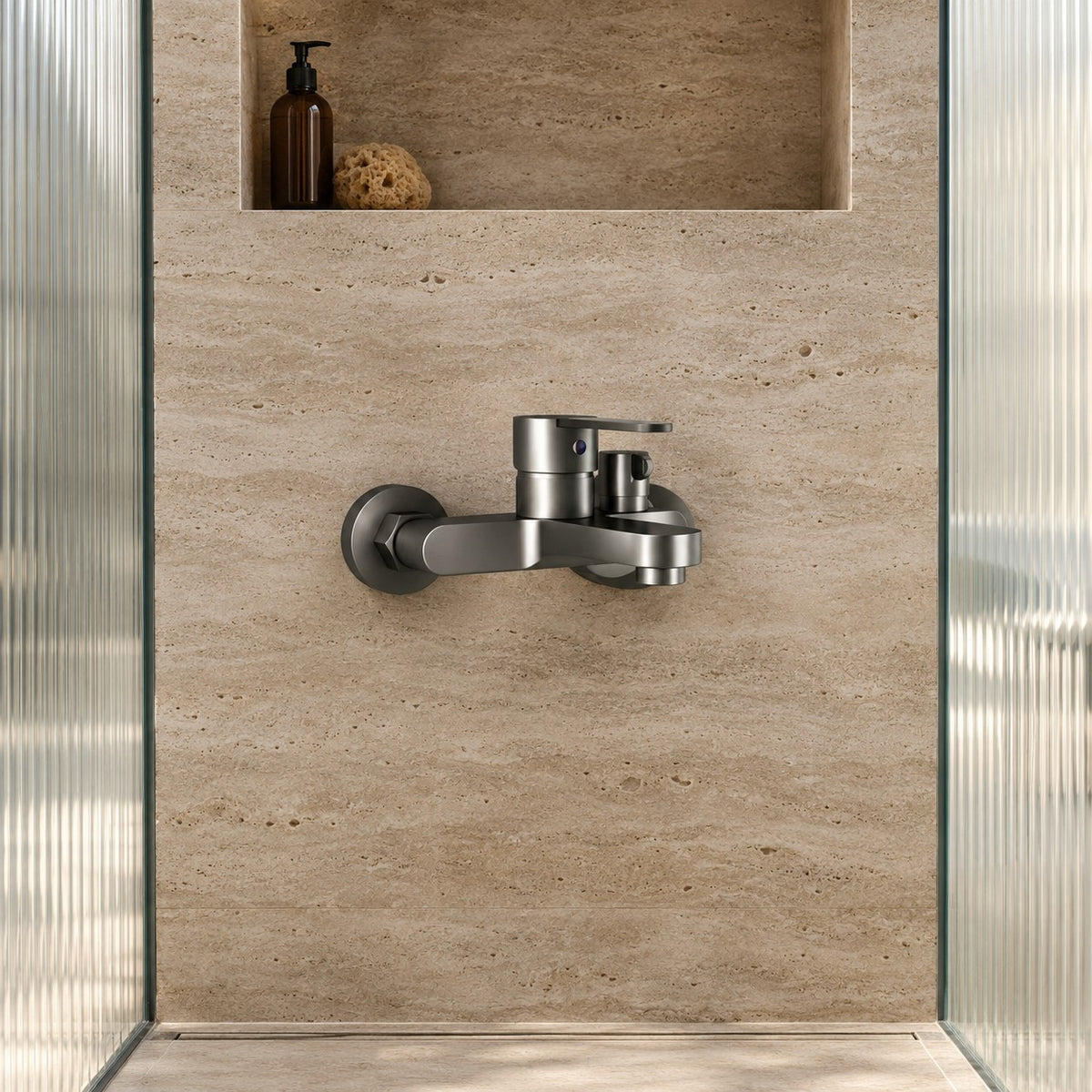 Mitigeur thermostatique douche 3 voies TERMELLI vu de face dans une douche à l’italienne, mise en situation