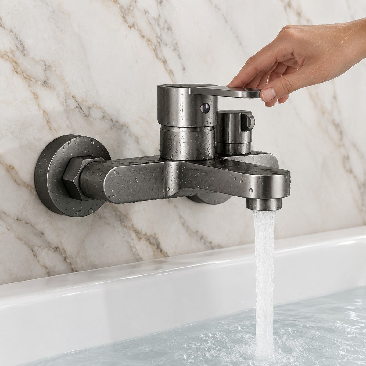 Mitigeur thermostatique douche 3 voies TERMELLI avec une main sur la commande, mur en marbre, mise en situation