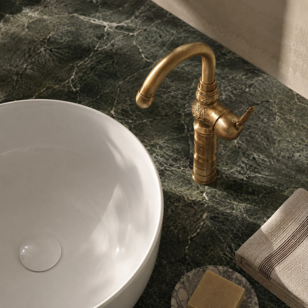 Robinet lavabo rétro en laiton FLORENZO vue plongeante sur un plan en marbre vert, mise en situation